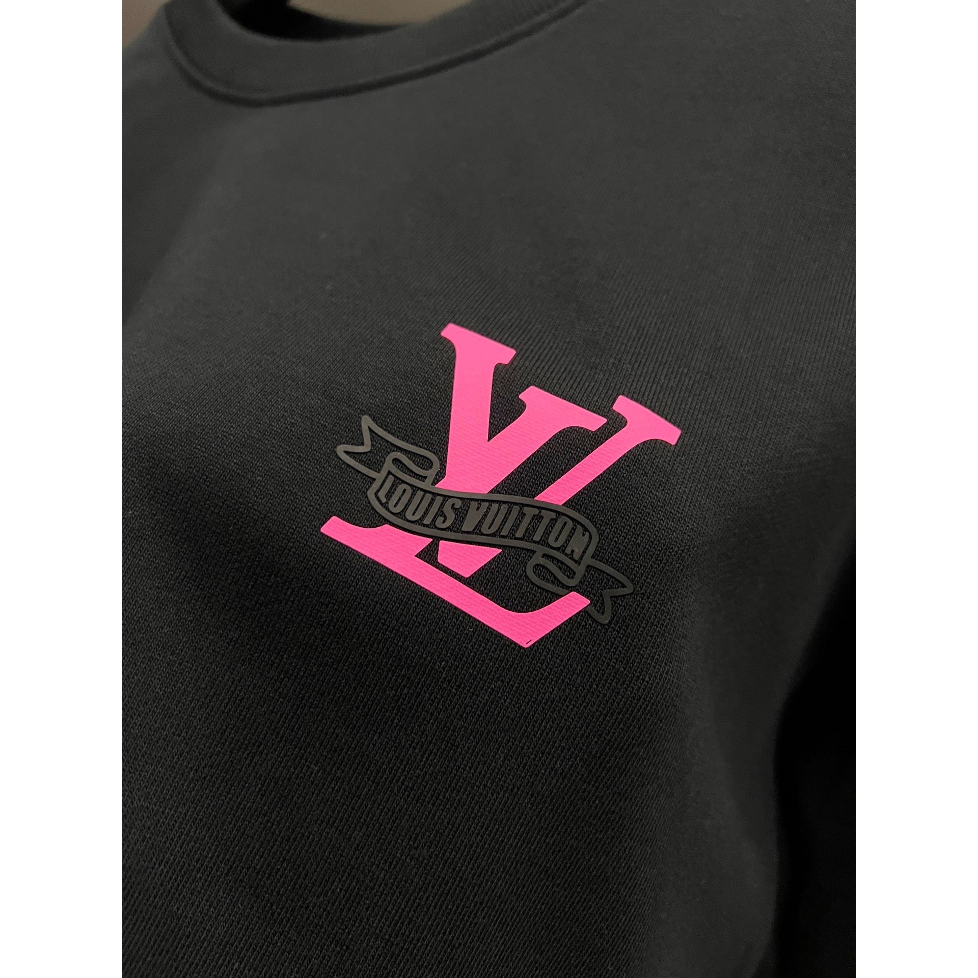 <p>LV 圆领长袖卫衣(黑)</p>