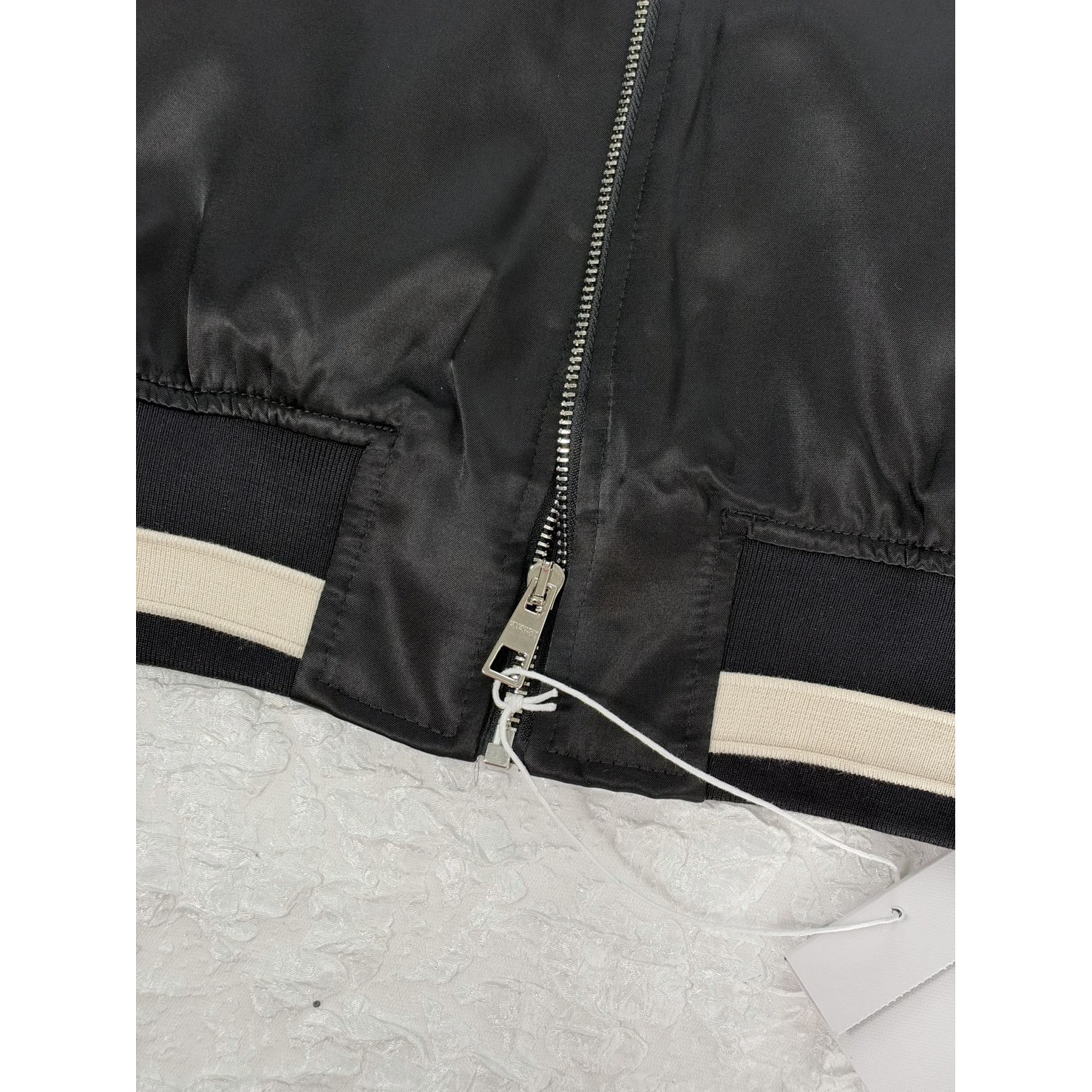 <p>Givenchy 拼色缎面绣珠棒球夹克外套</p>