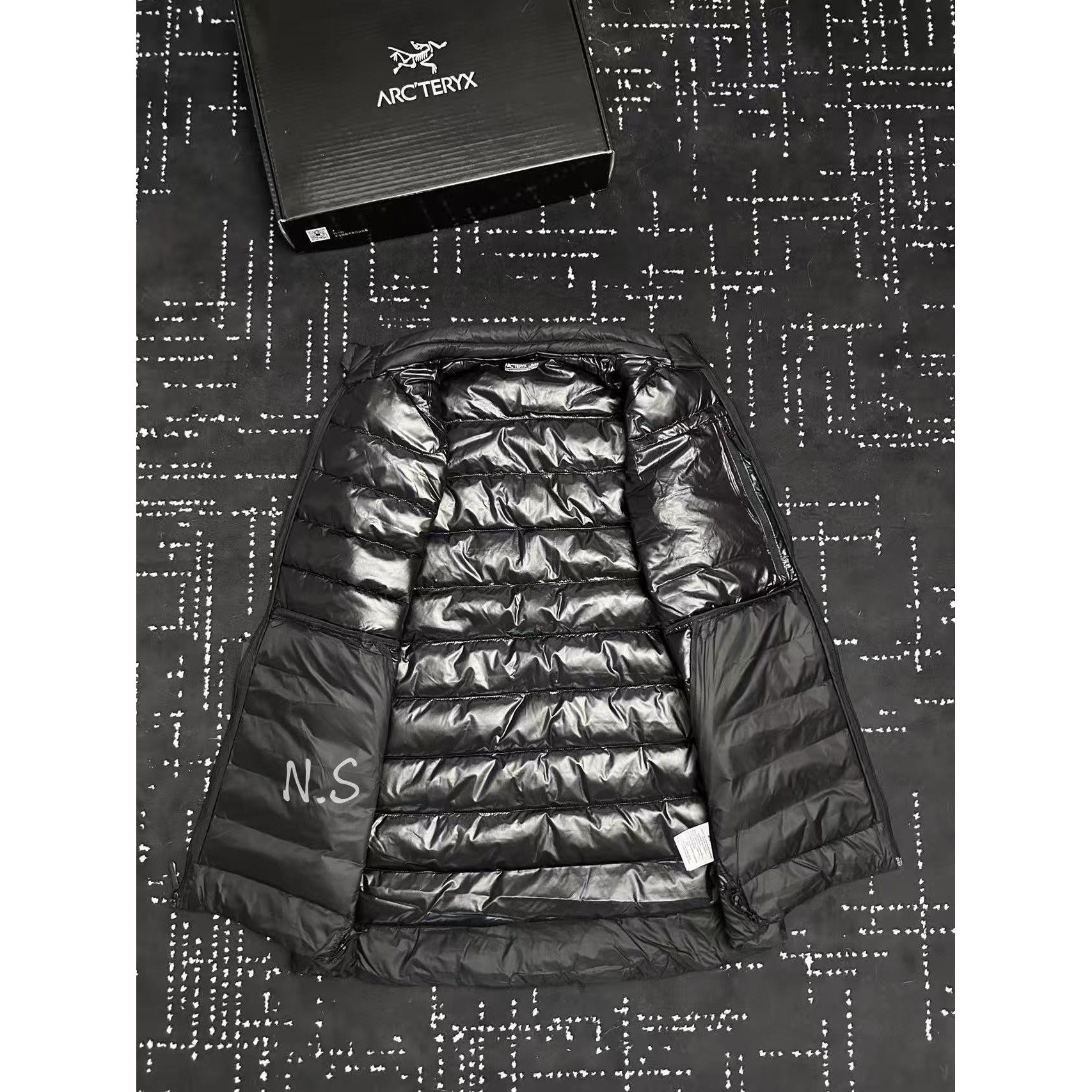 <p>Arc'teryx 立领鹅绒马甲(黑)</p>