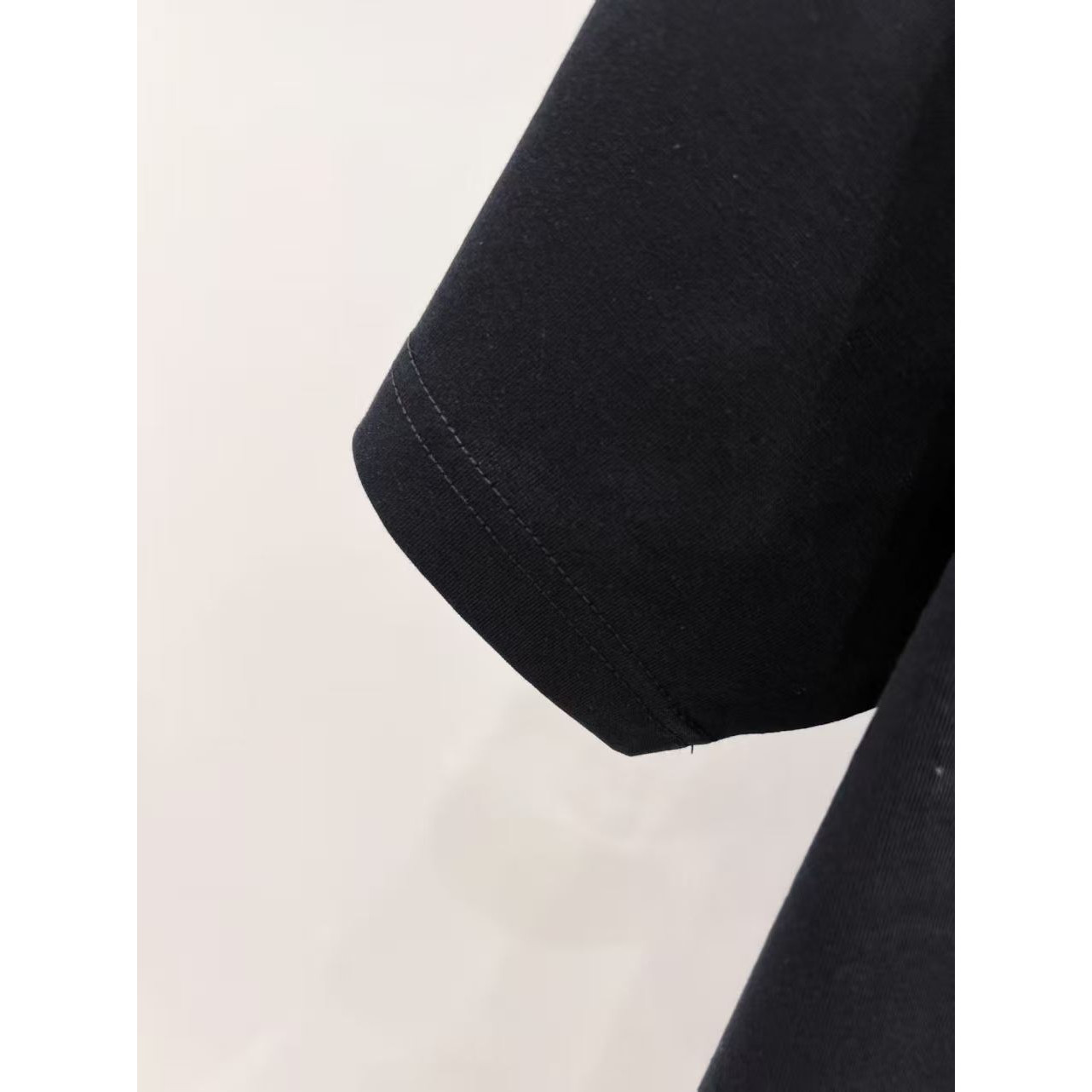 <p>YSL logo图案短袖(黑)</p>