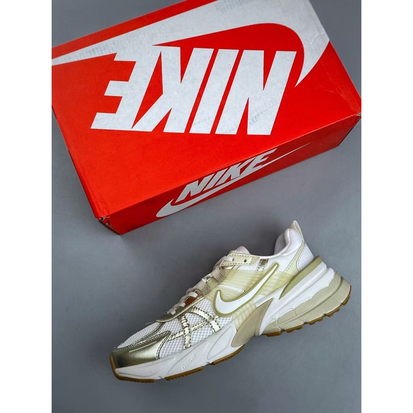 <p>Nike V2K Run 低帮跑步鞋(白色金色)</p>