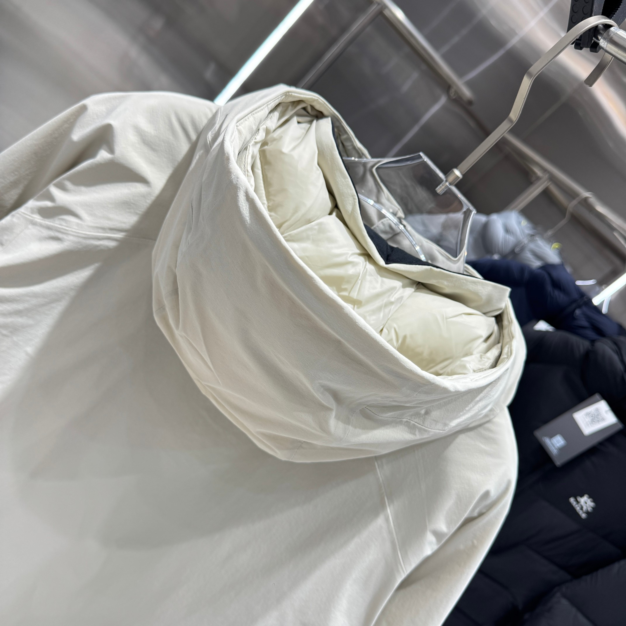 <p>DESCENTE 运动羽绒服(米白)</p>