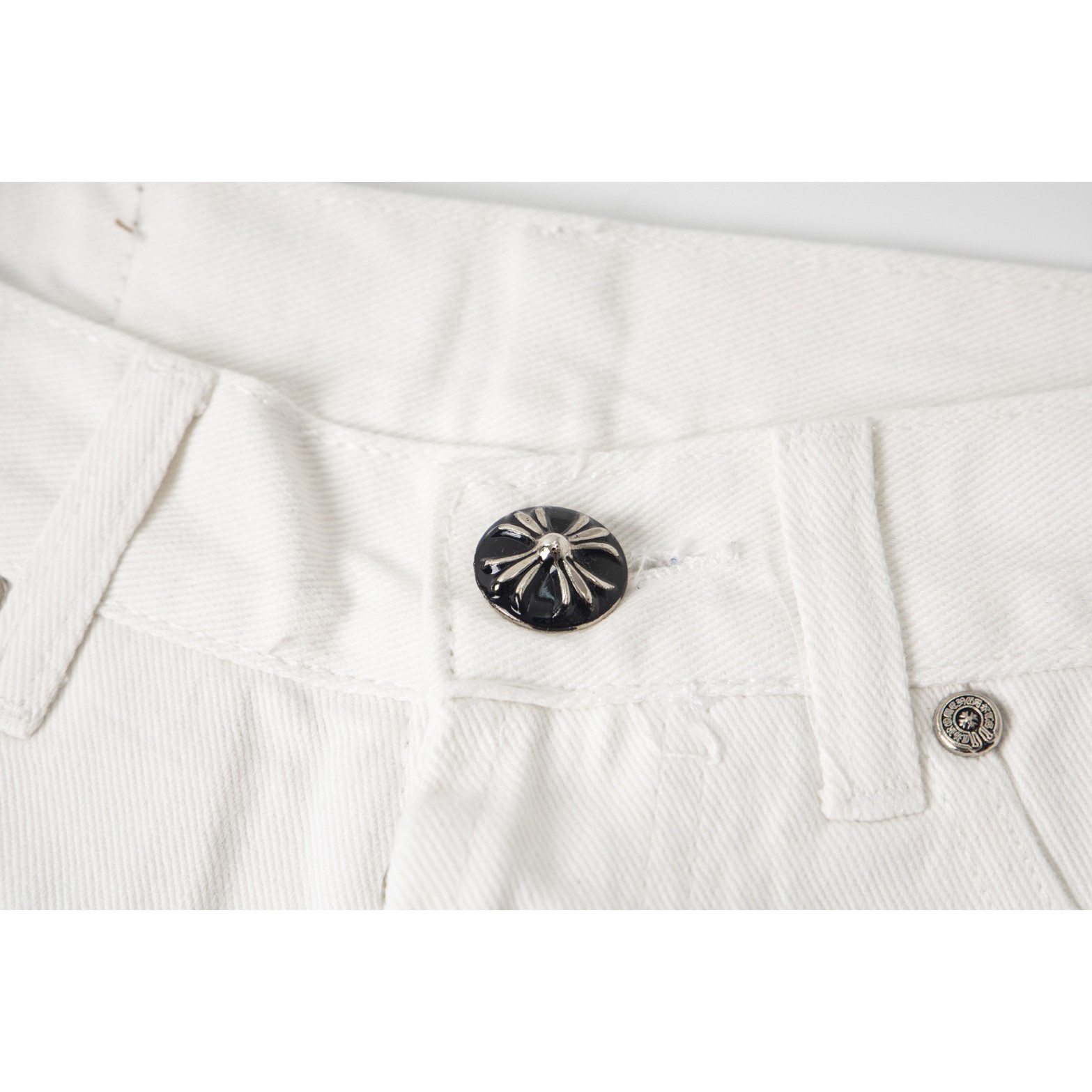 <p>CHROME HEARTS 星星白色十字架白色拼皮重工牛仔裤(1755#)</p>