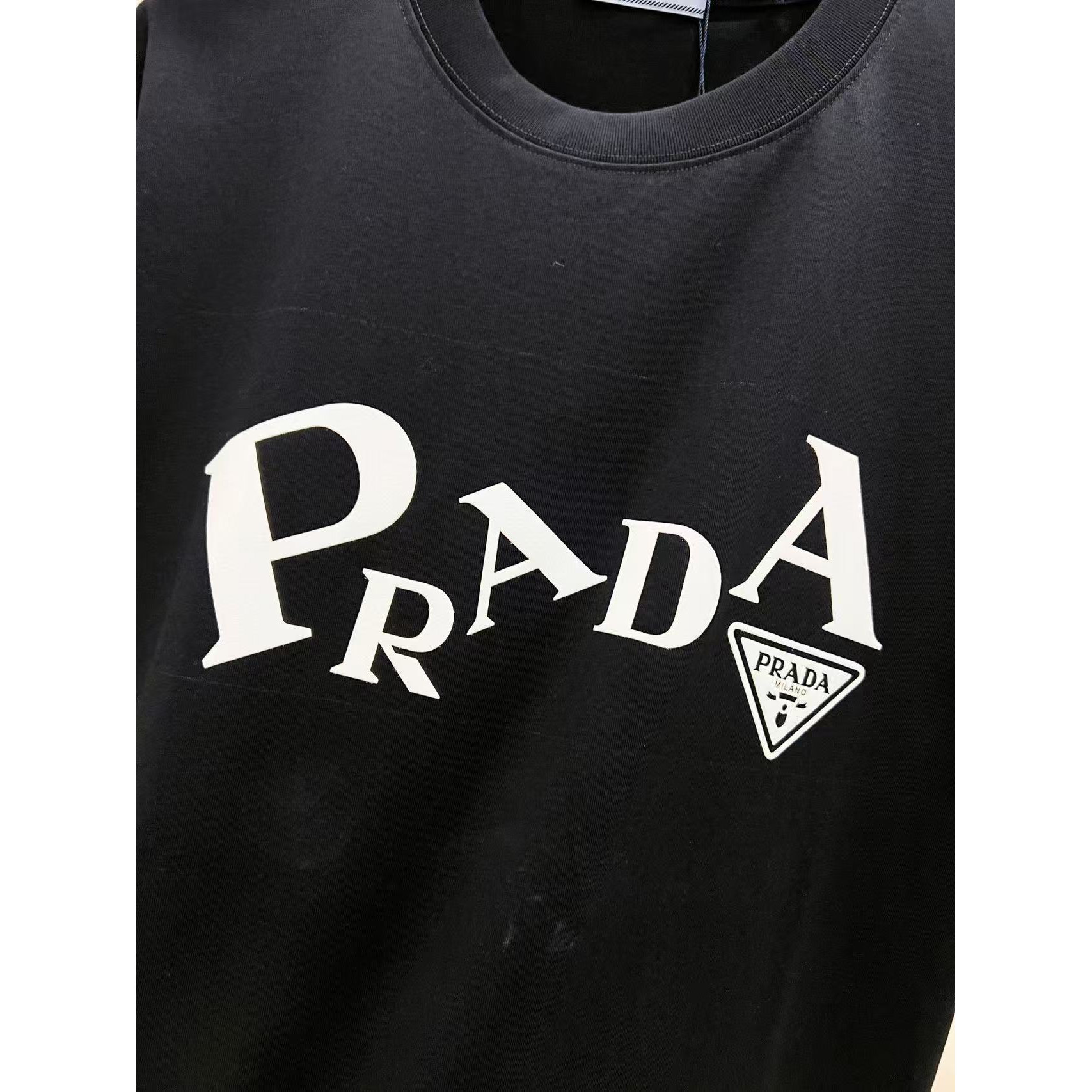 <p>PRADA&nbsp;短袖圆领T恤(黑)</p>