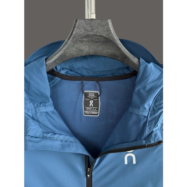 <p>On Weather Jacket Insulated 輕量外套</p>