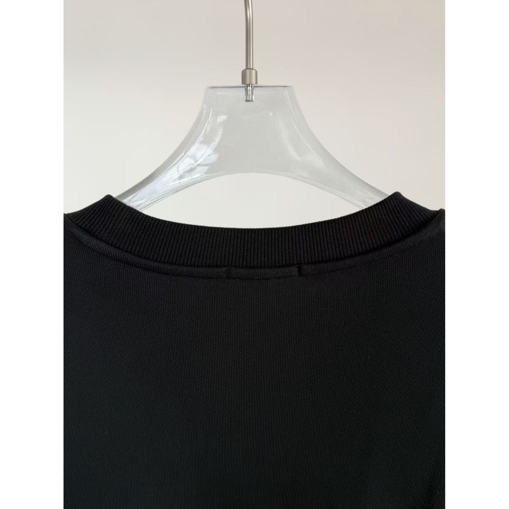 <p>LOEWE&nbsp;圆领卫衣(黑)</p>