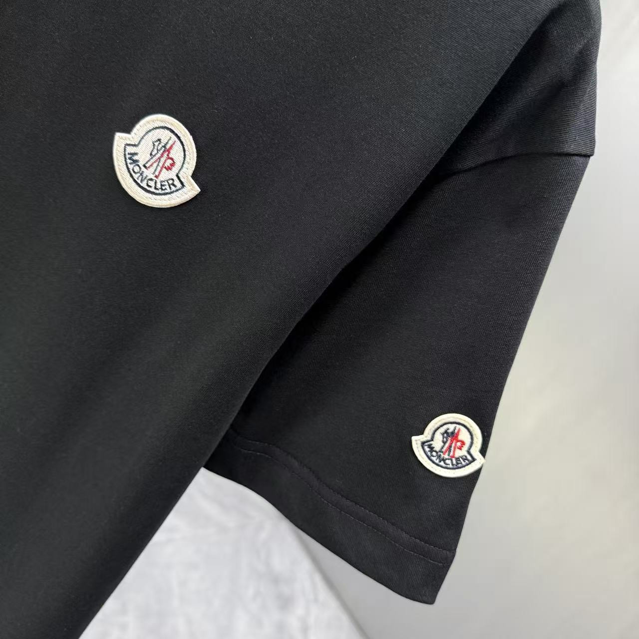 <p>Moncler 短袖T恤(黑)</p>