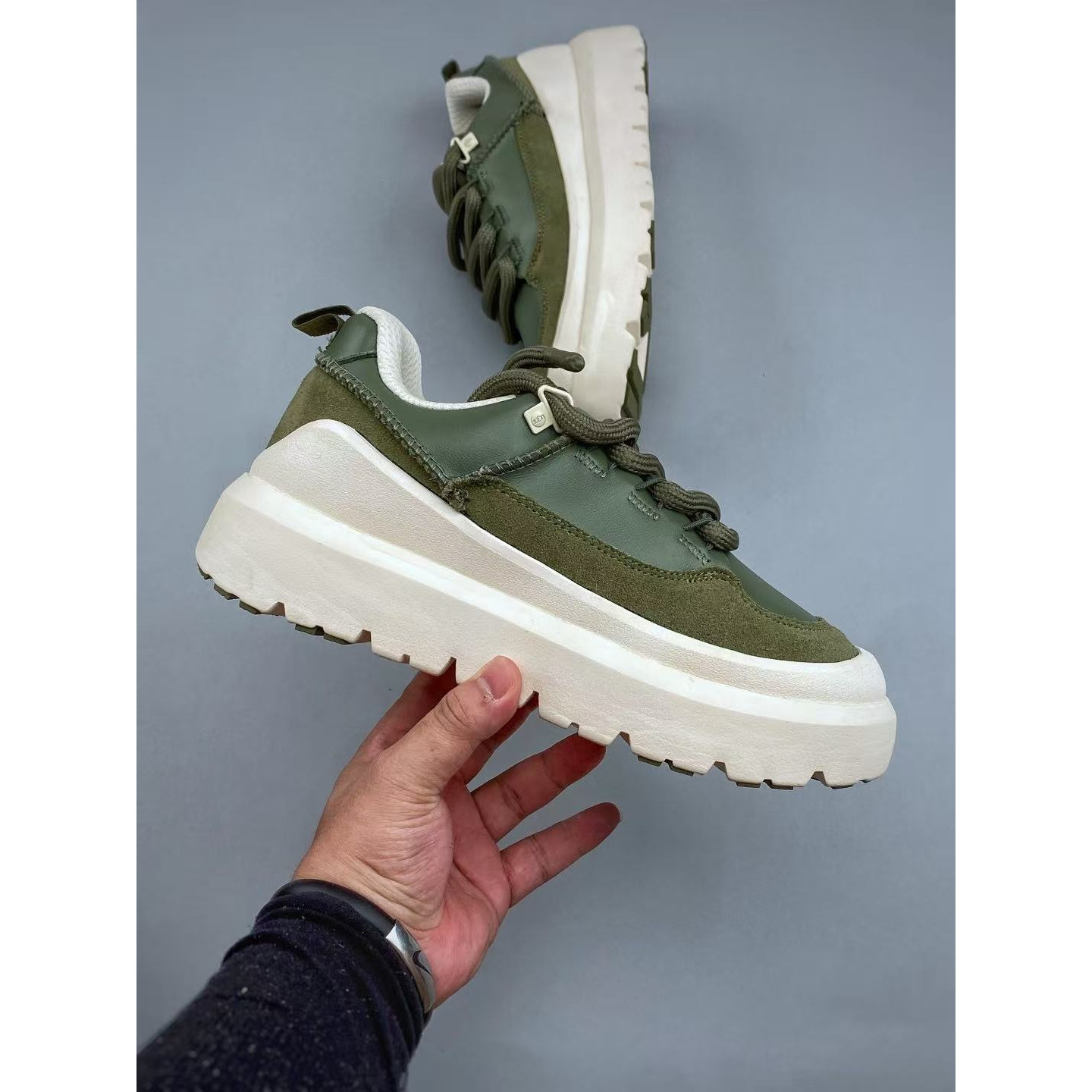 <p>UGG Heritage Utilty Sneaker&nbsp;中性雪地面包鞋</p>