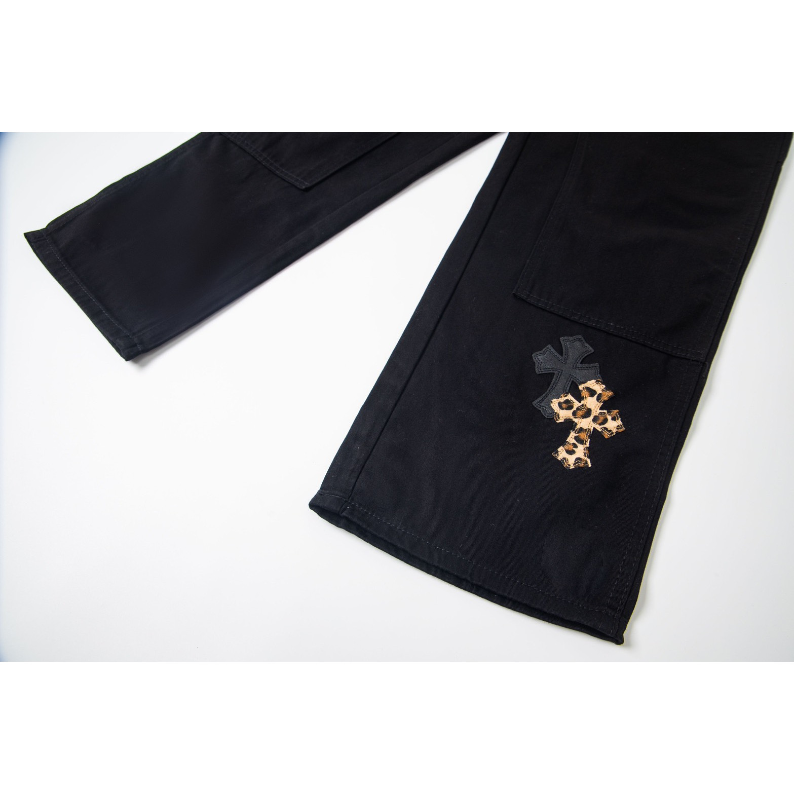 <p>CHROME HEARTS 豹纹拼黑皮伐木多皮元素水洗牛仔裤(1776#)</p>