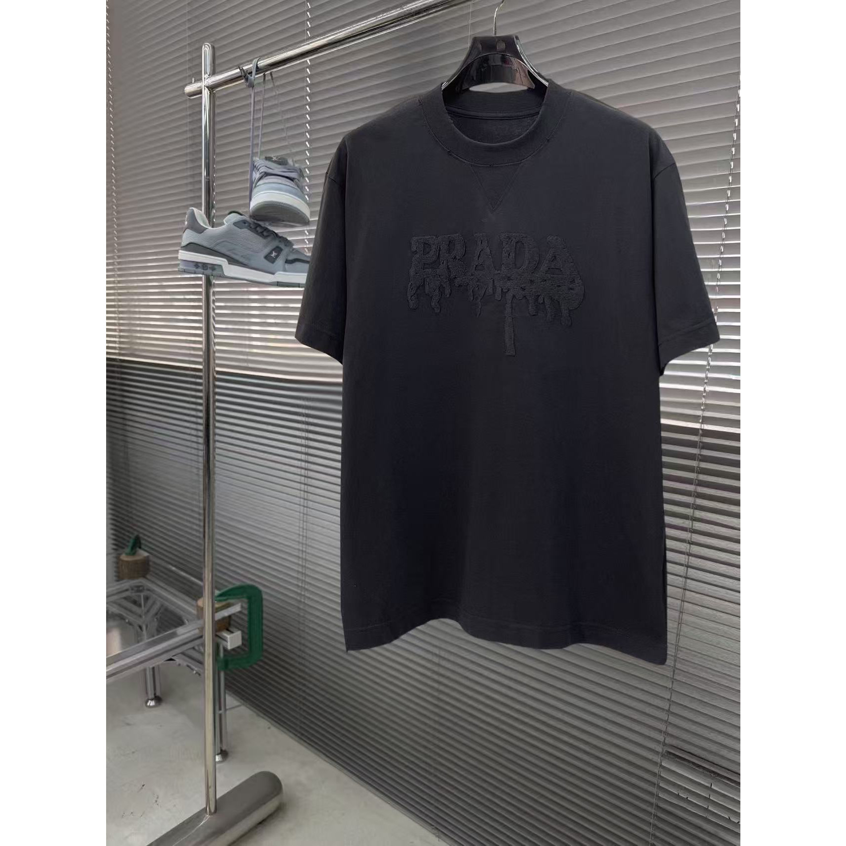 <p>PRADA&nbsp;专柜新款短袖T恤(黑)</p>