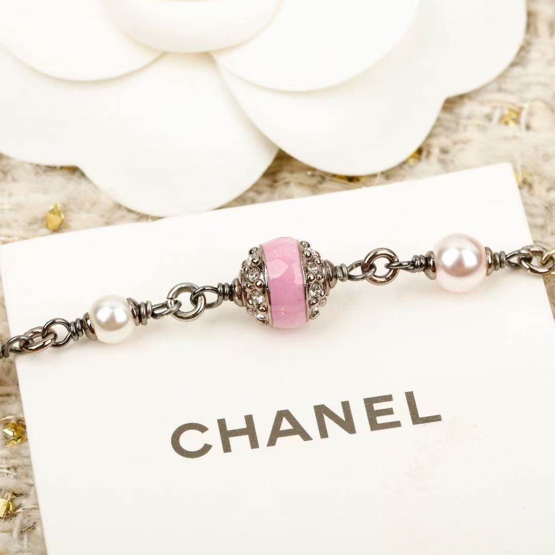 <p>CHANEL&nbsp;粉色珐琅毛衣链</p>