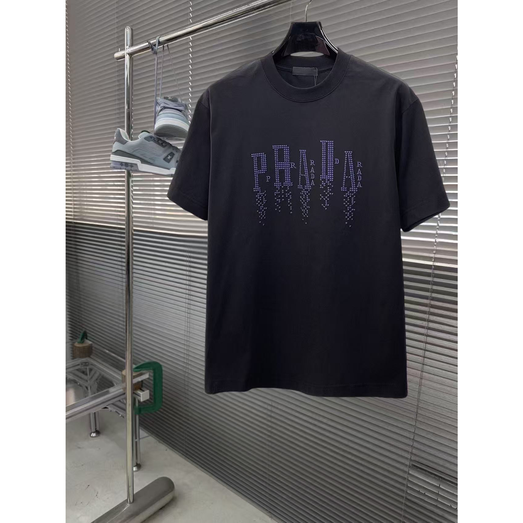 <p>PRADA 专柜新款短袖T恤(黑)</p>