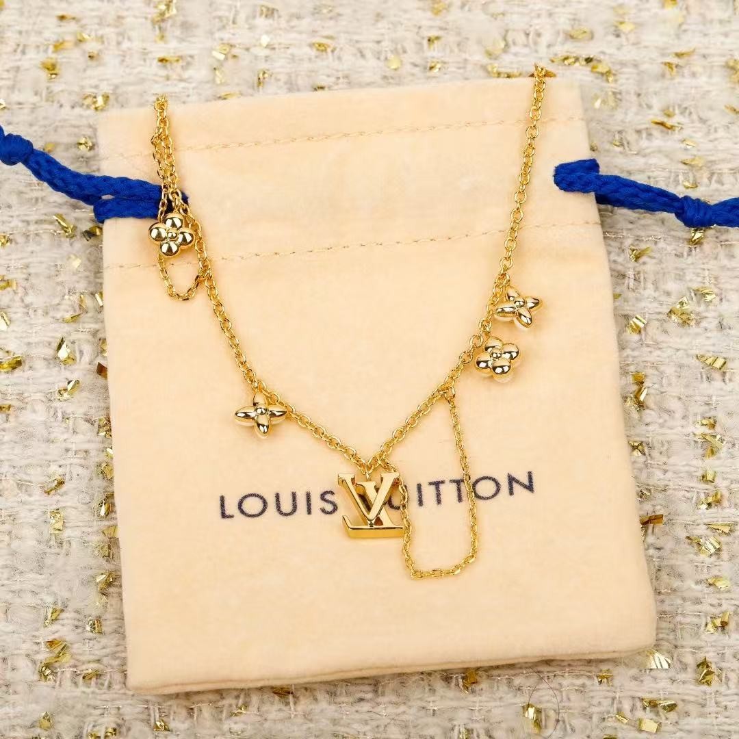 <p>LV&nbsp;奶昔花流苏项链</p>