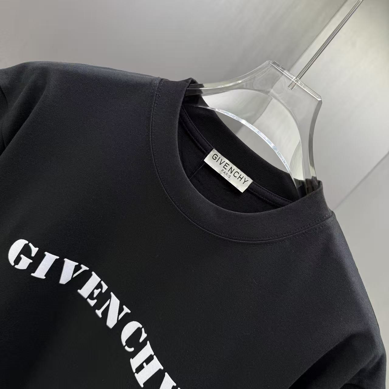 <p>Givenchy 短袖T恤(黑)</p>