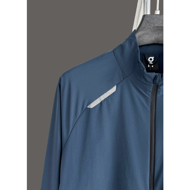 <p>On Weather Jacket Insulated 輕量外套</p>