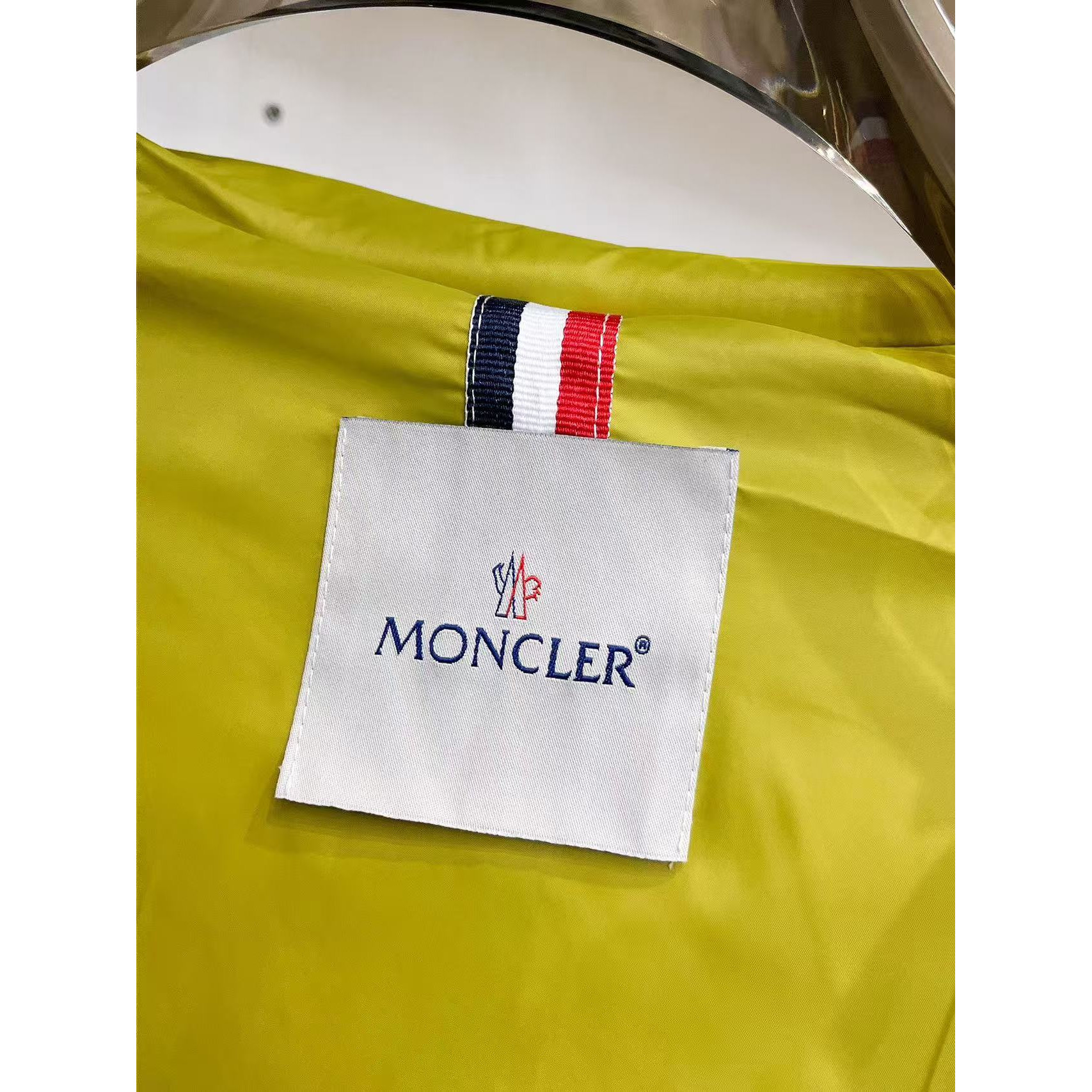 <p>MONCLER&nbsp;秋冬新款羽绒服(黑)</p>