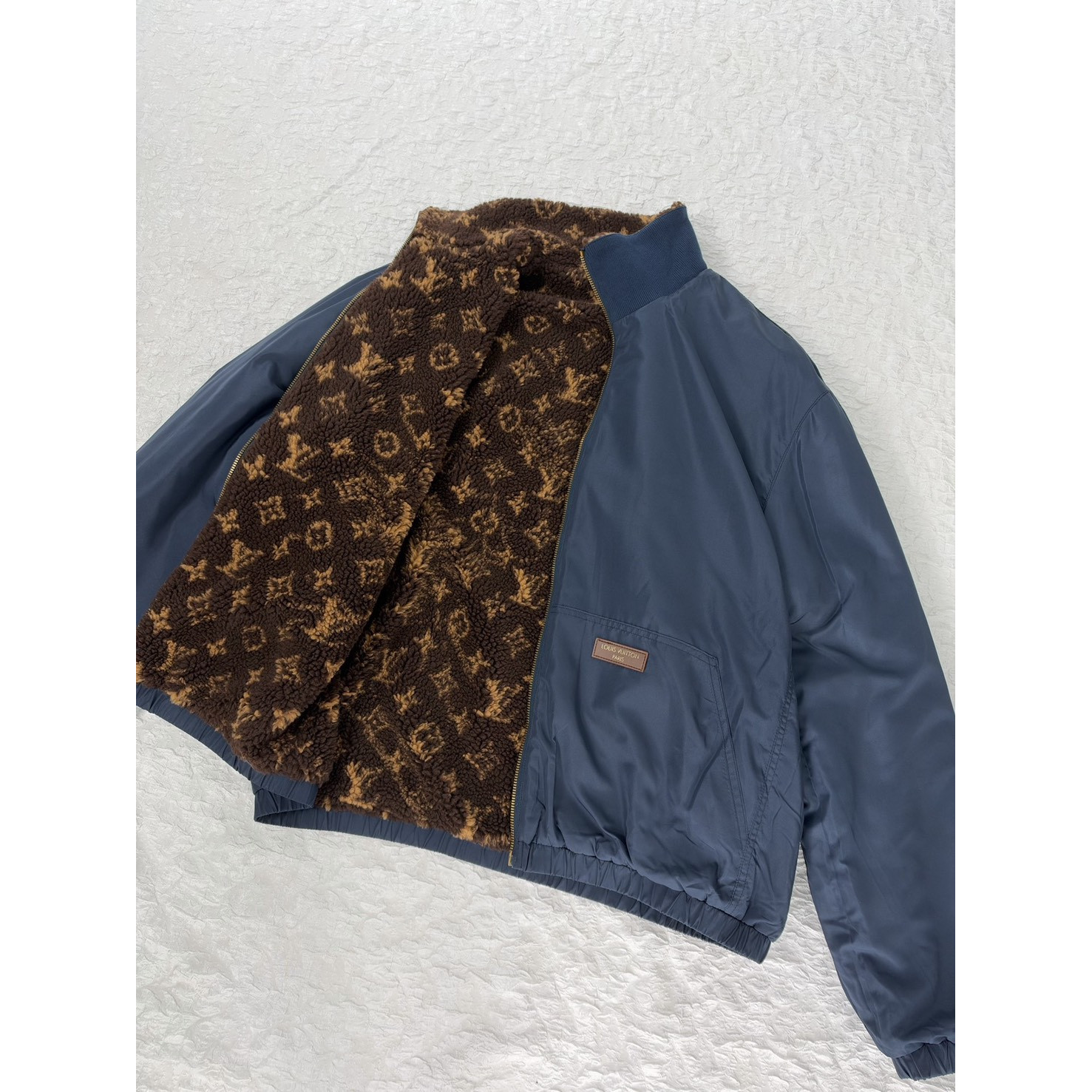 <p>LV&nbsp;Monogram双面穿老花字母羊羔绒外套</p>