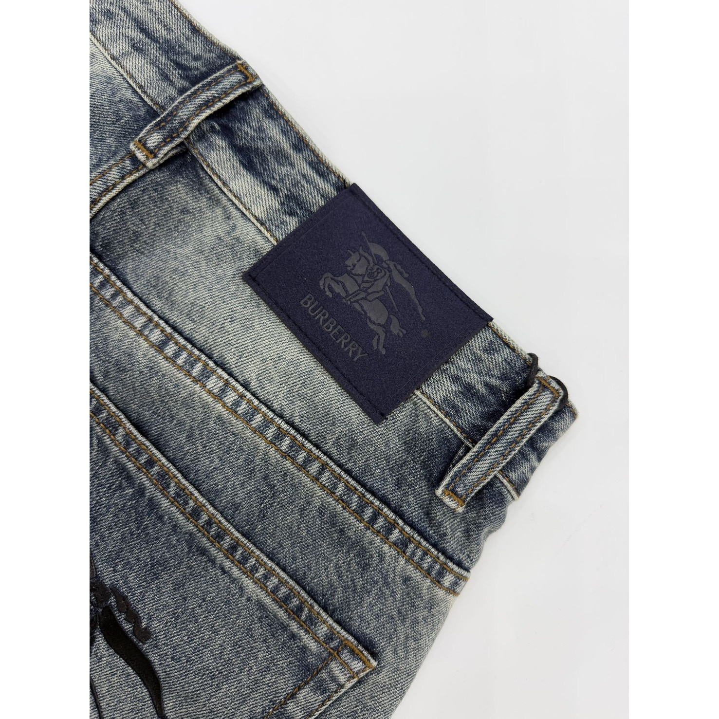 <p>BURBERRY 阔腿直筒牛仔裤(D5621#)</p>