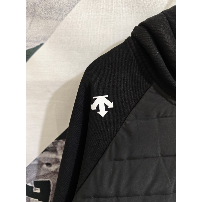 <p>DESCENTE 針織拼接連帽羽絨服(黑)</p>