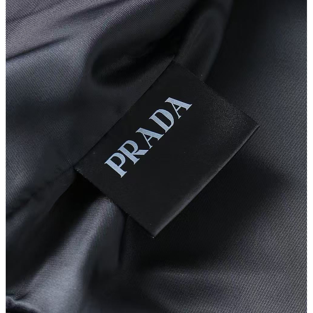 <p>PRADA 男士夹克外套(800848)</p>