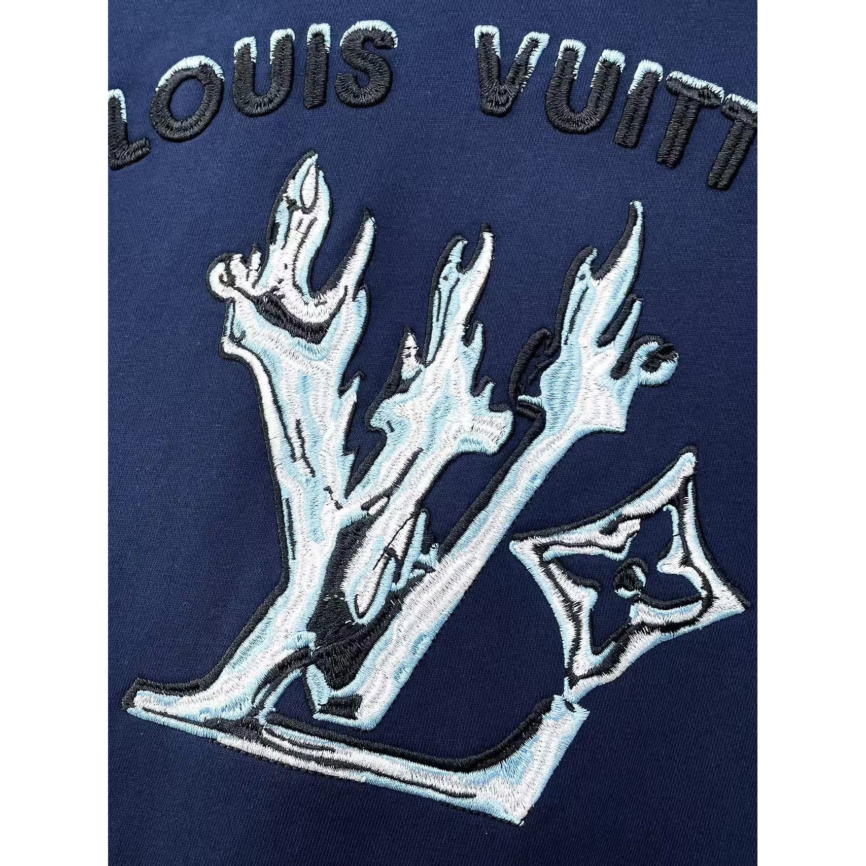 <p>LV&nbsp;圓領長袖T恤(藏青)</p>