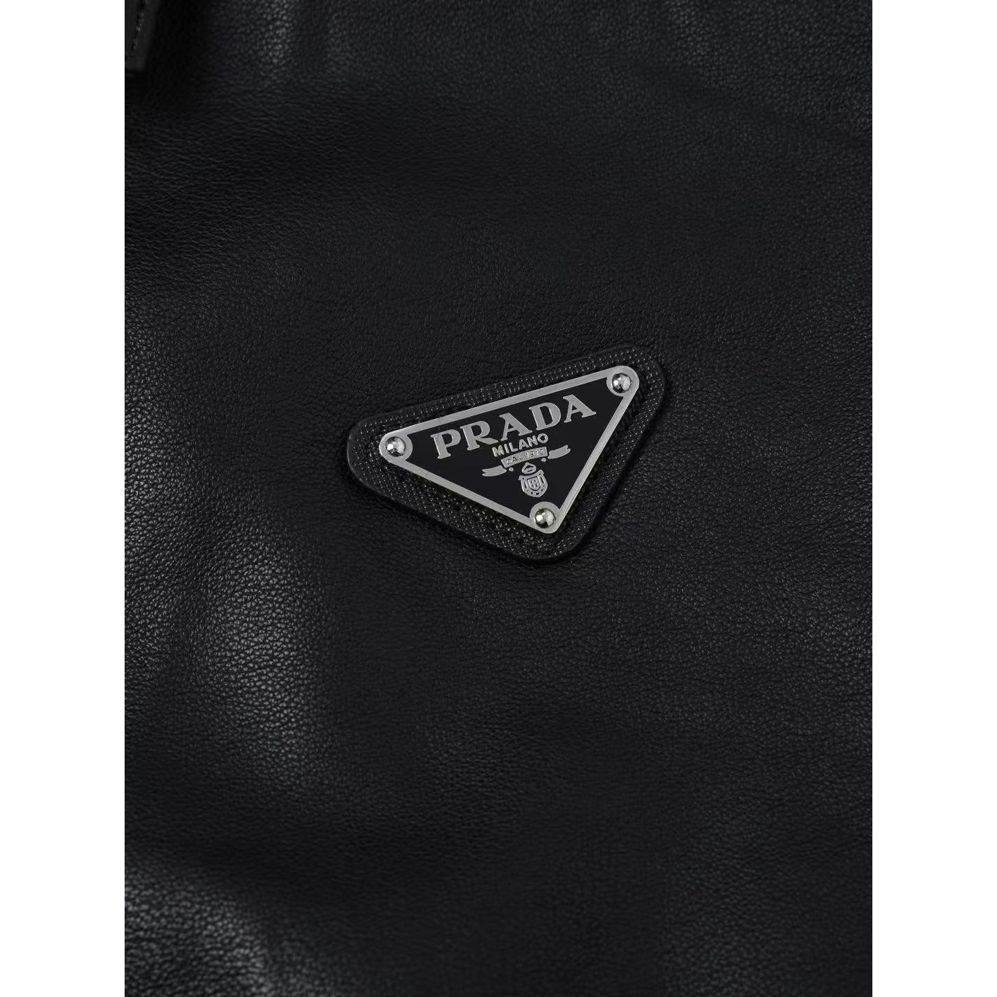 <p>Prada 三角标单排扣皮衣(黑)</p>