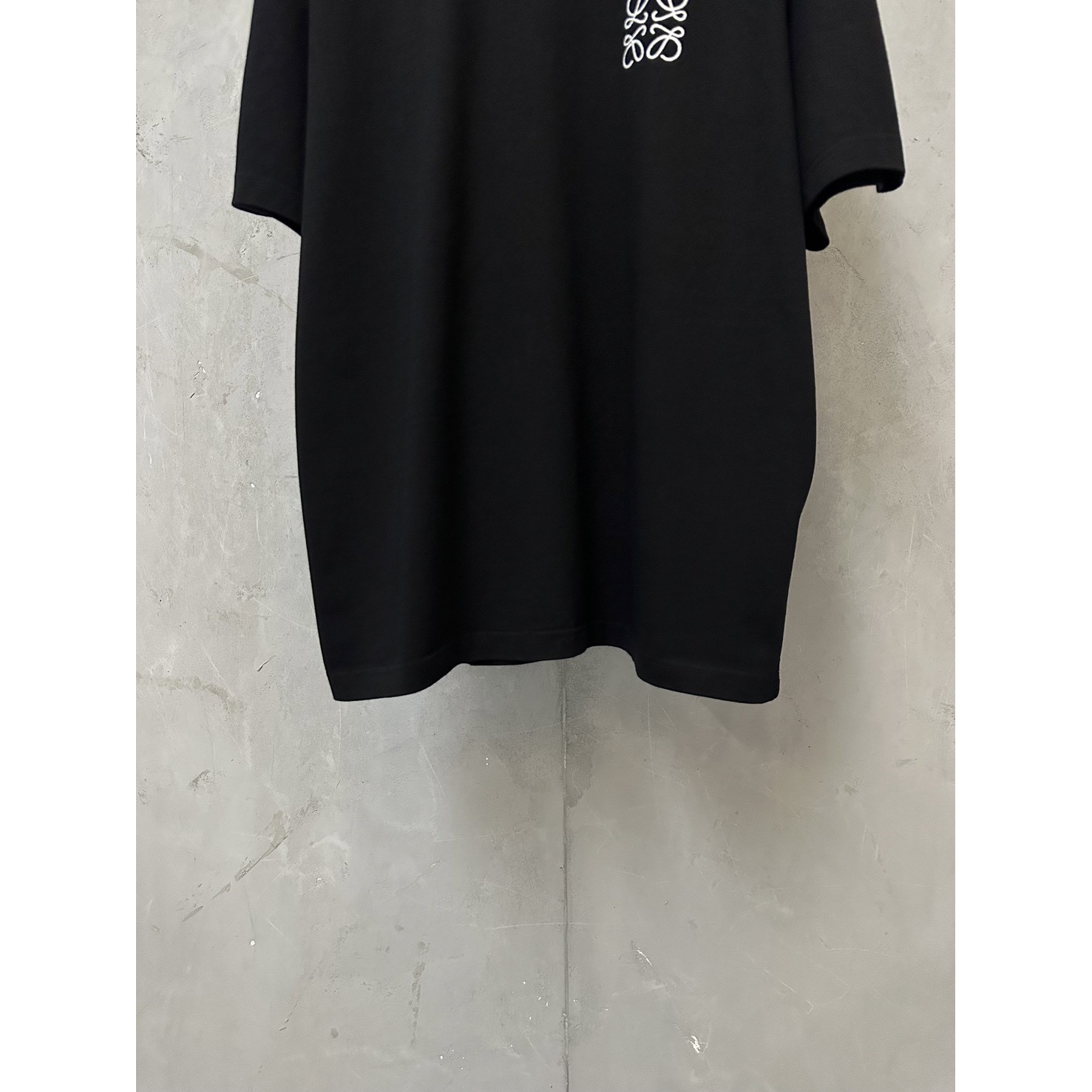 <p>LOEWE 经典logo刺绣短袖T恤(黑)</p>