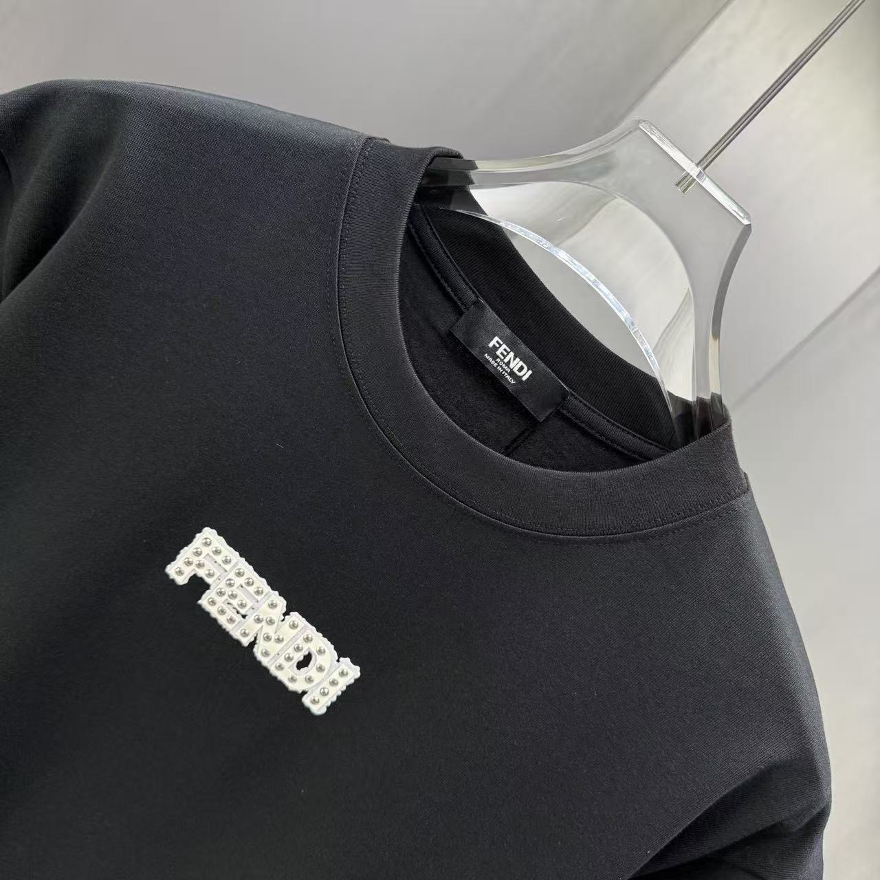 <p>FENDI 短袖T恤(黑)</p>