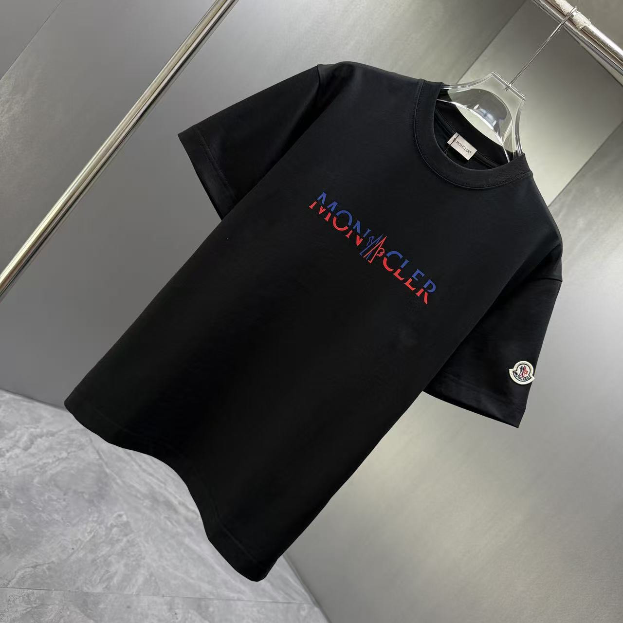 <p>Moncler 短袖T恤(黑)</p>