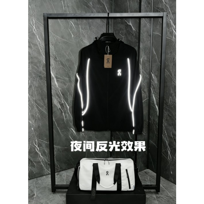 <p>On 反光防曬外套&nbsp;</p>