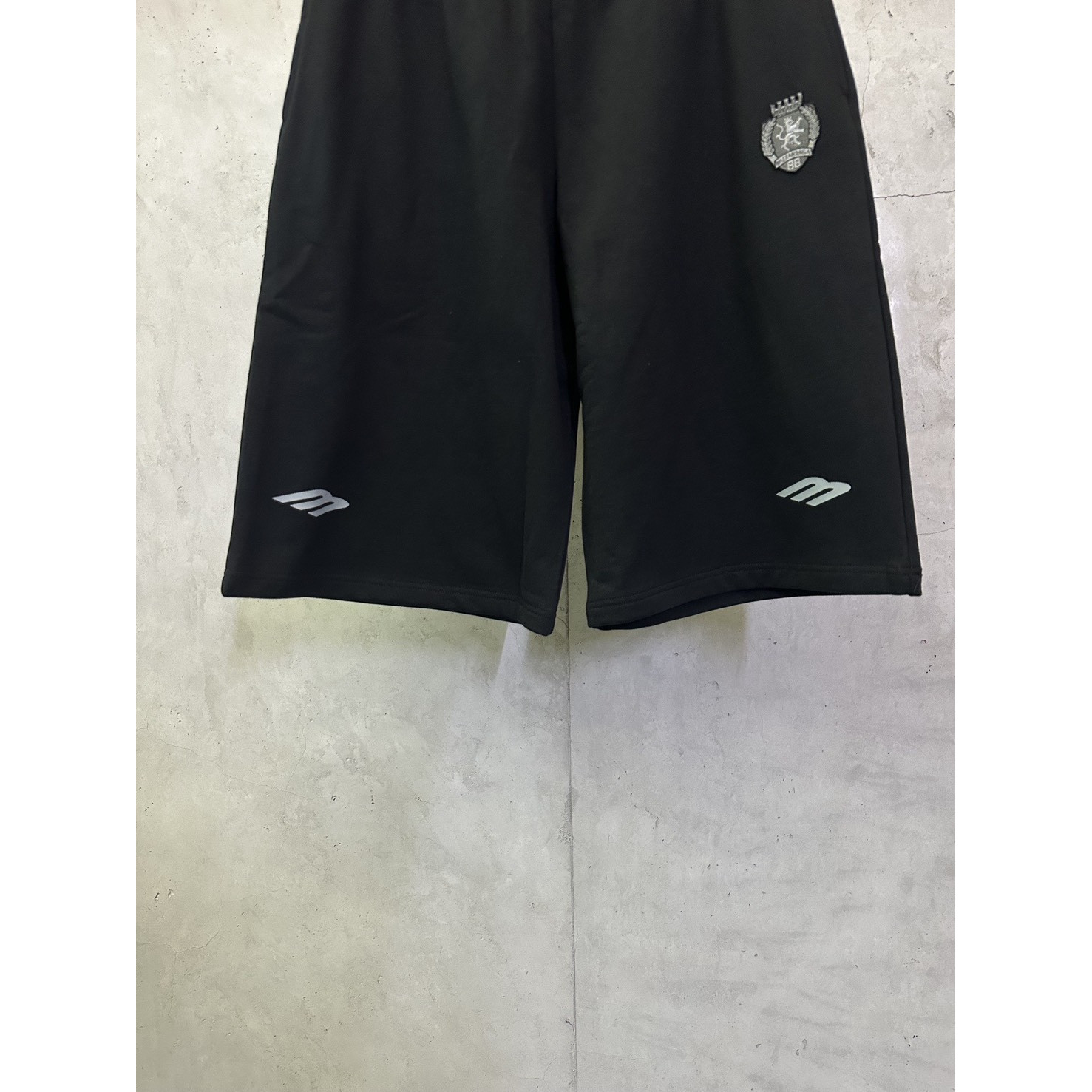 <p>Balenciaga Football系列七分休闲裤(黑)</p>
