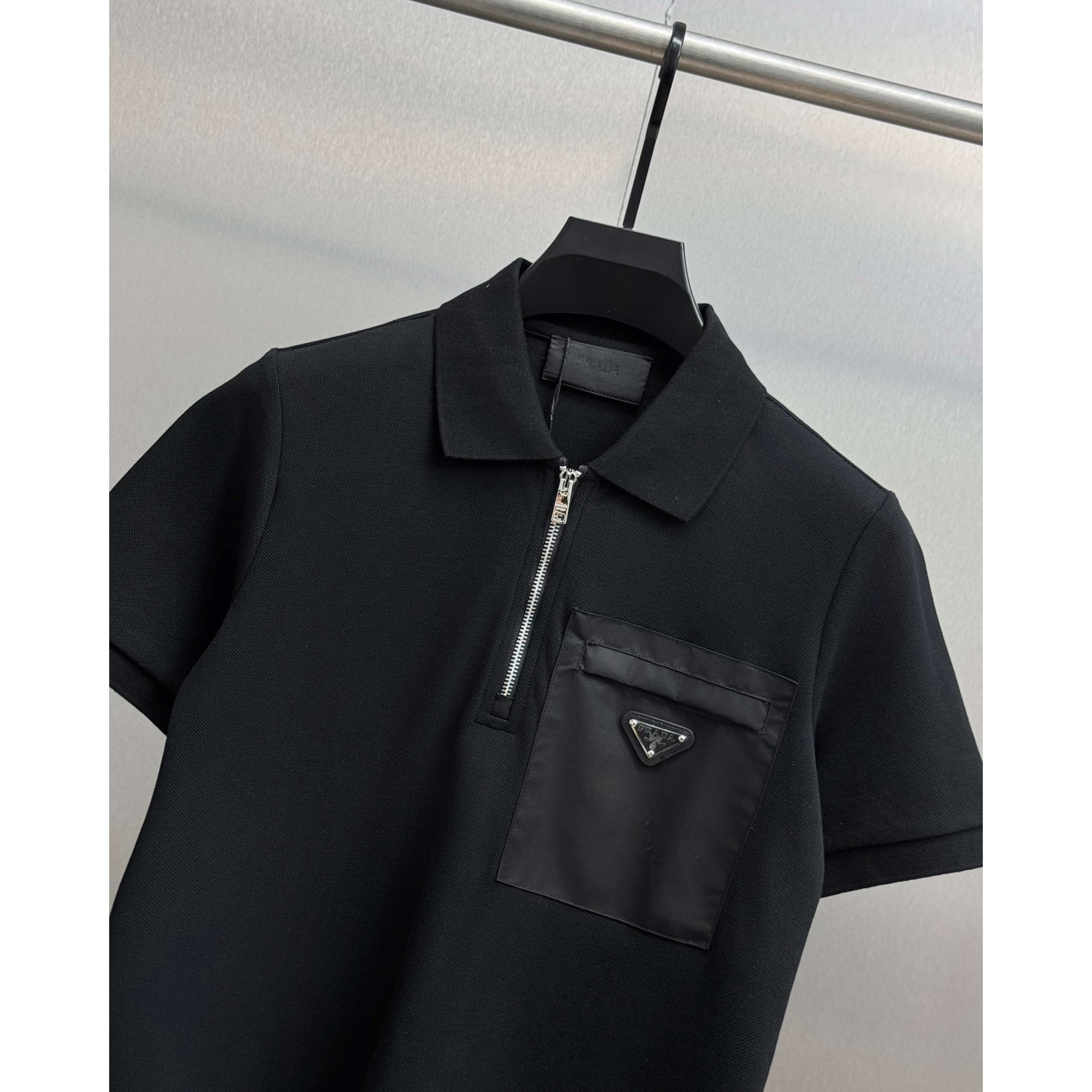 <p>PRADA&nbsp;短袖翻领polo衫(黑)</p>