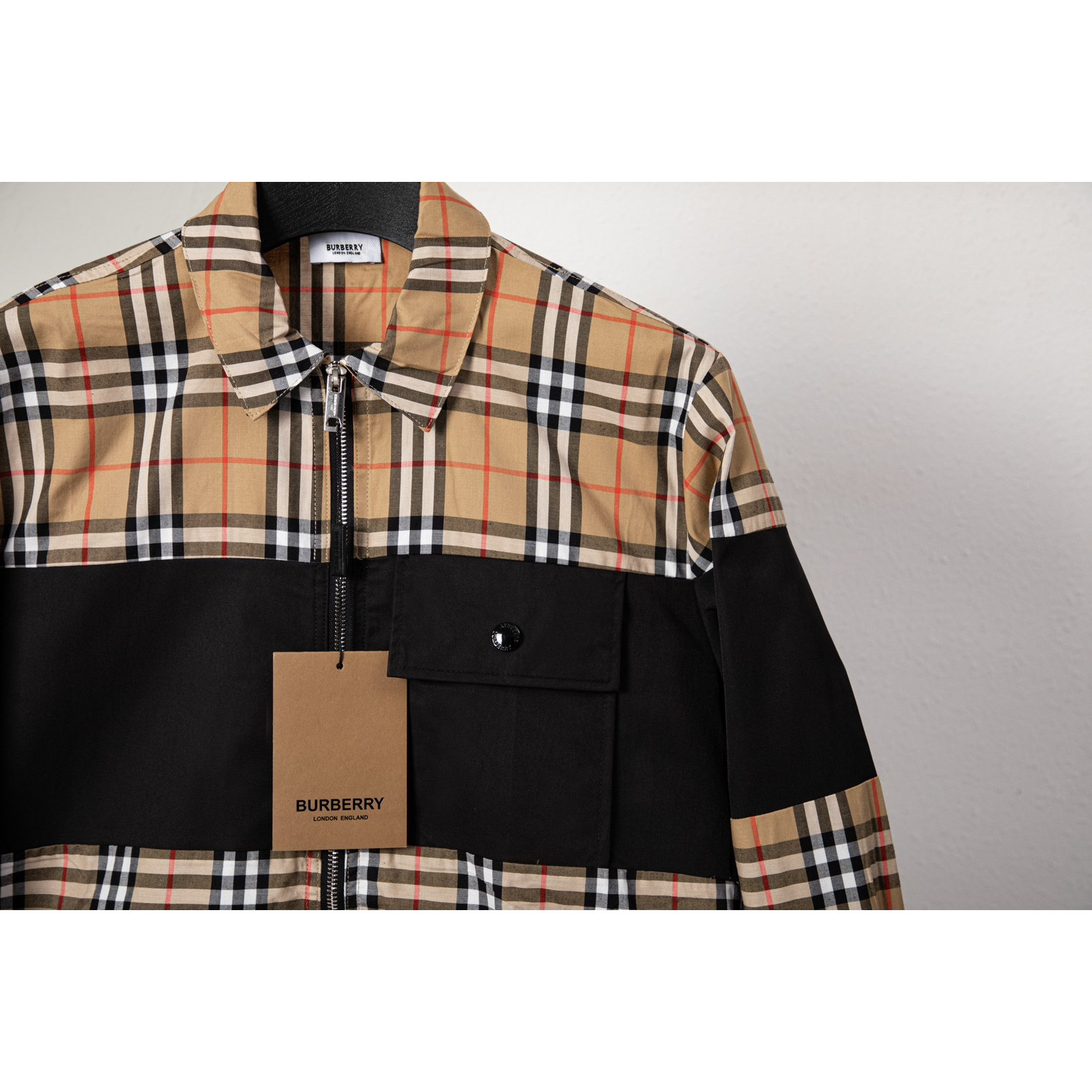 <p>BURBERRY 经典拉链外套(DZ79)(卡其色)</p>