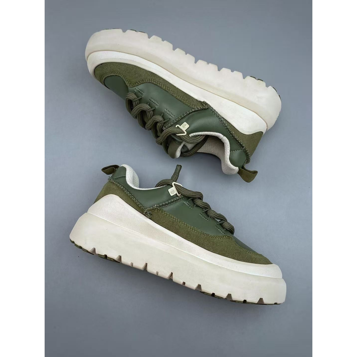 <p>UGG Heritage Utilty Sneaker&nbsp;中性雪地面包鞋</p>