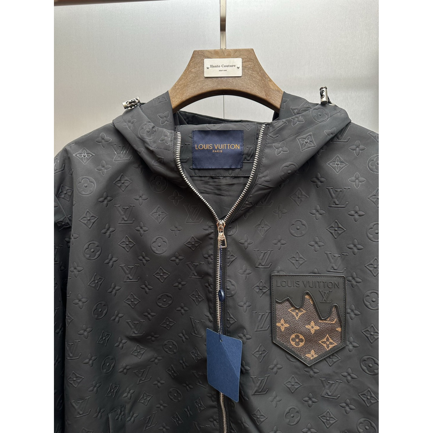<p>Louis Vuitton 暗纹Monogram连帽防风夹克</p>