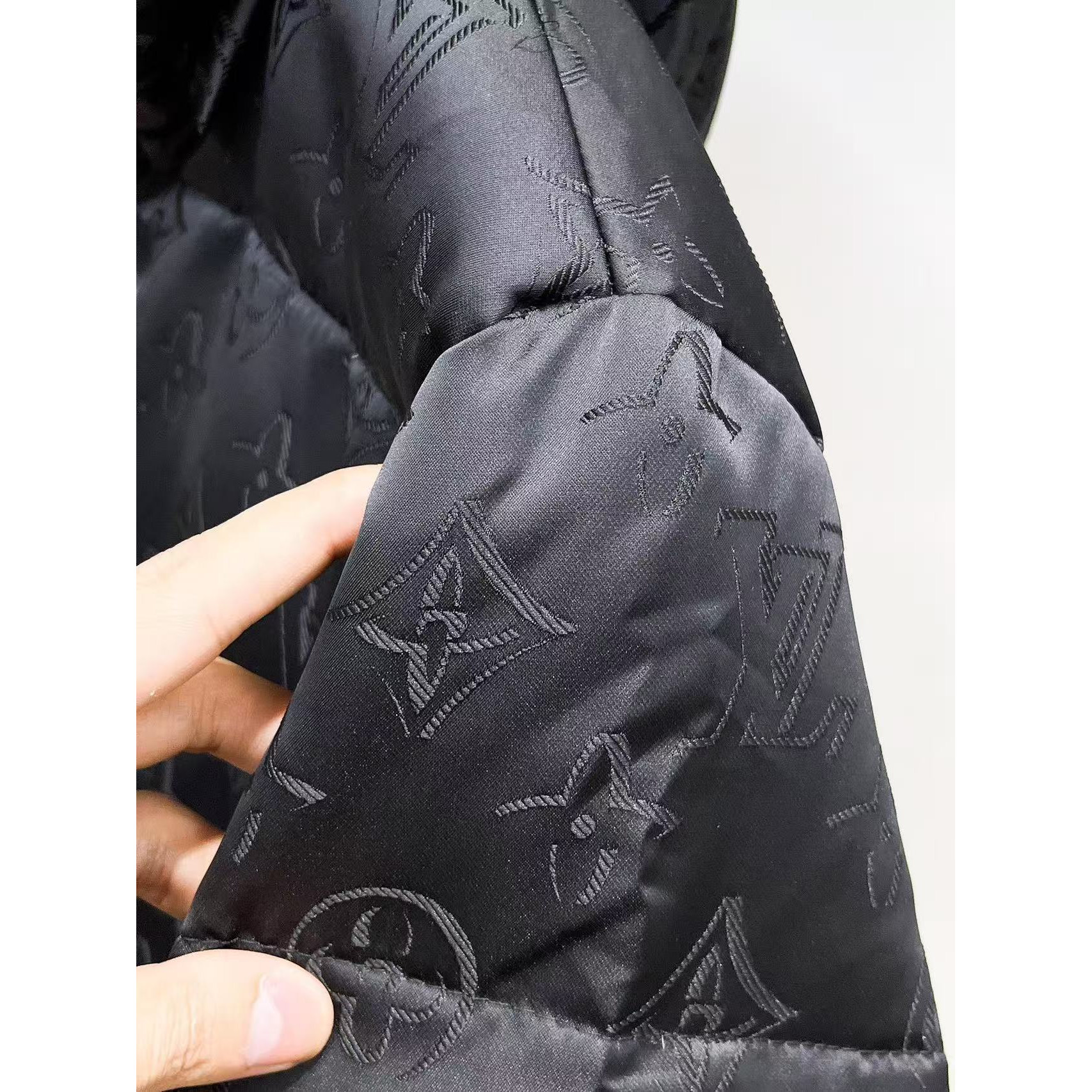 <p>LV 秋冬新款羽绒服(黑)</p>
