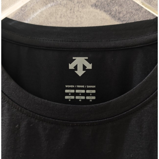 <p>DESCENTE 短袖T恤(黑)</p>