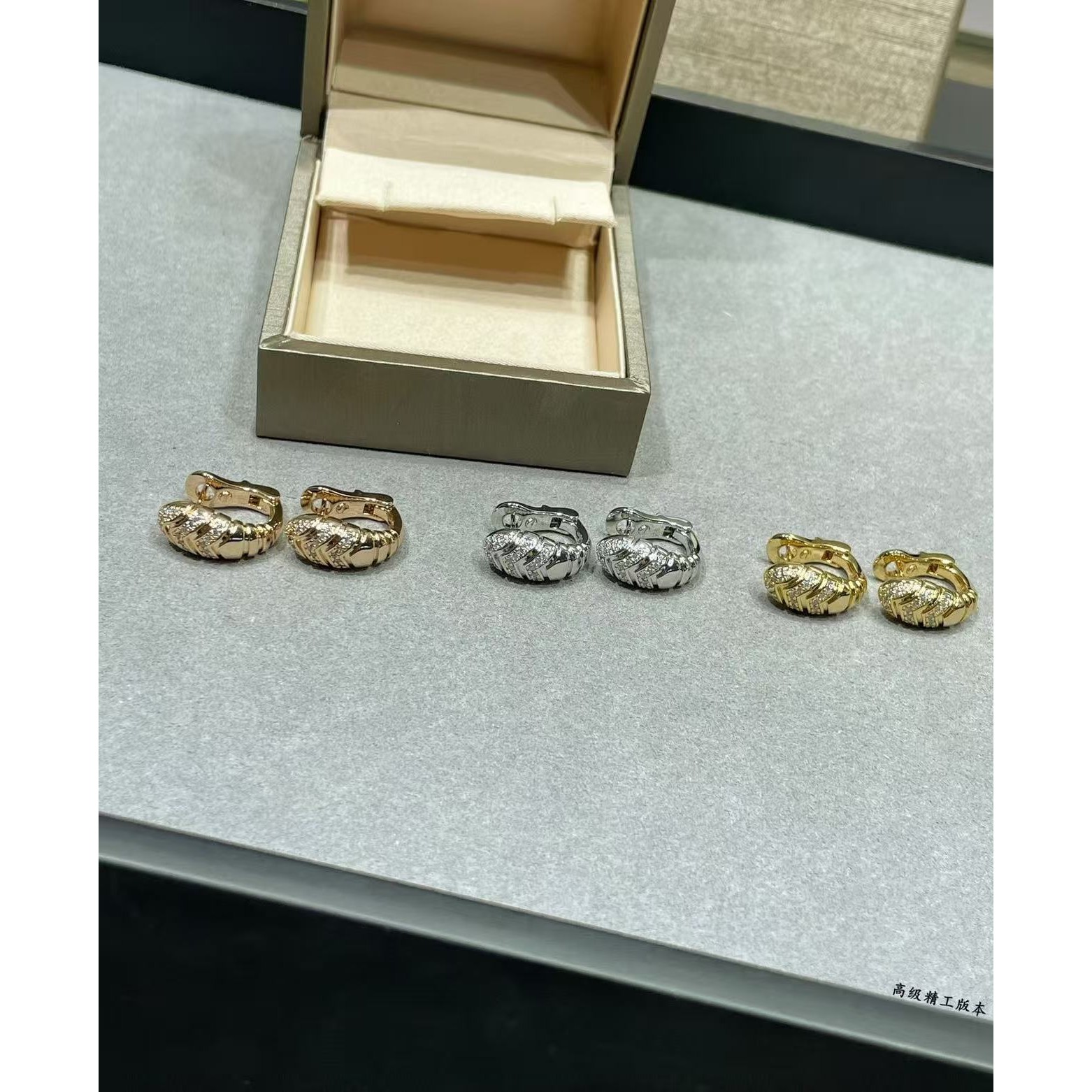 <p>BVLGARI&nbsp;灵蛇耳拍</p>
