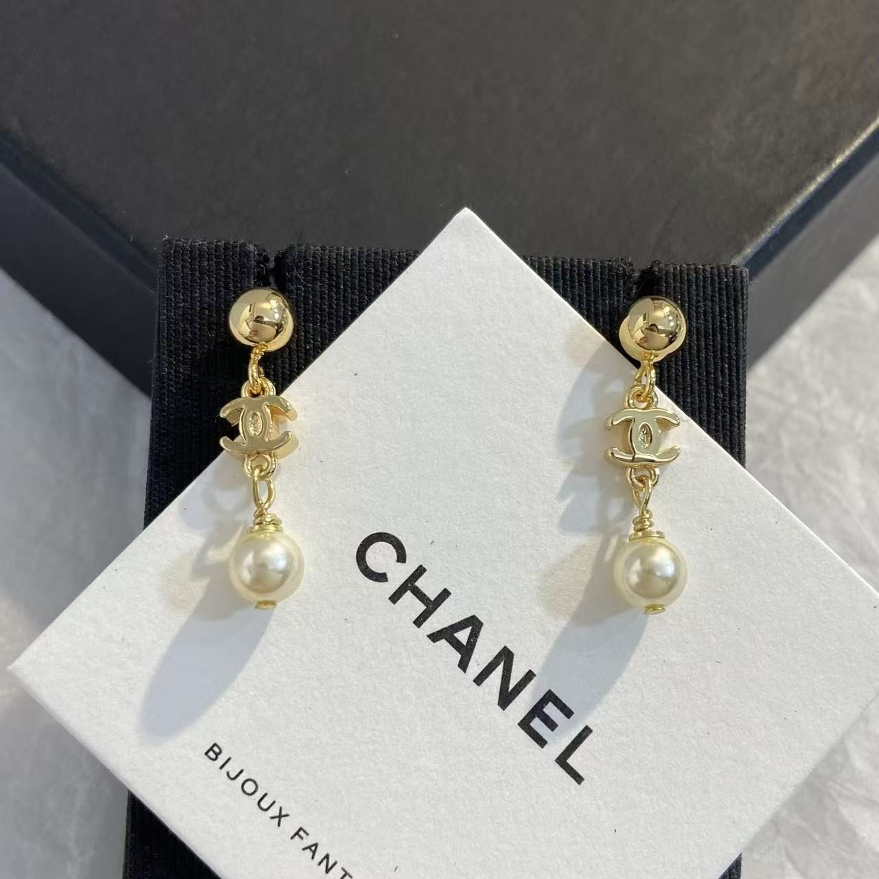 <p>CHANEL 圆球吊双C珍珠耳钉</p>