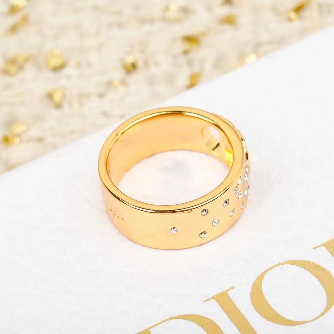 <p>DIOR&nbsp; CD水钻戒指</p>