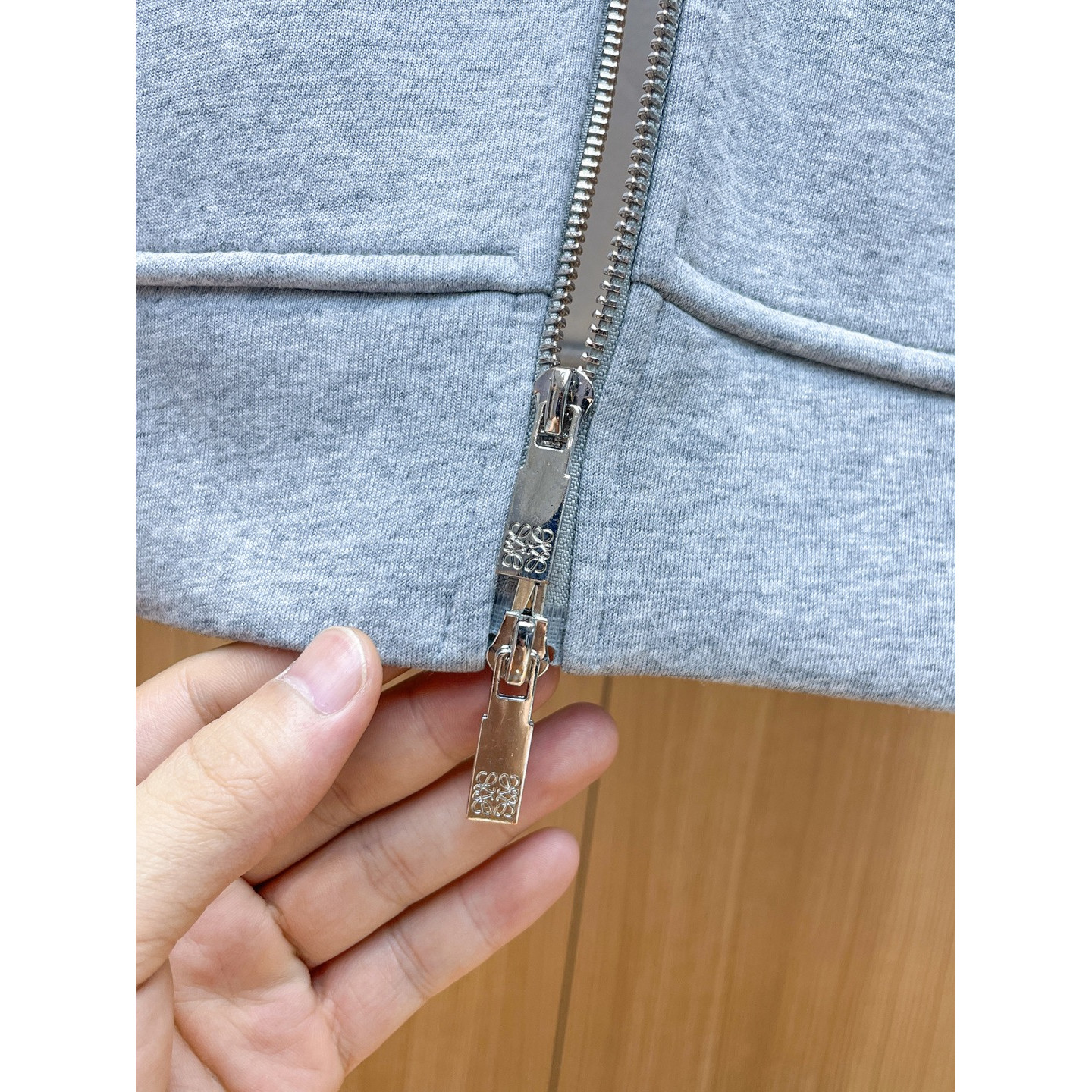 <p>LOEWE&nbsp;套裝(淺灰)</p>