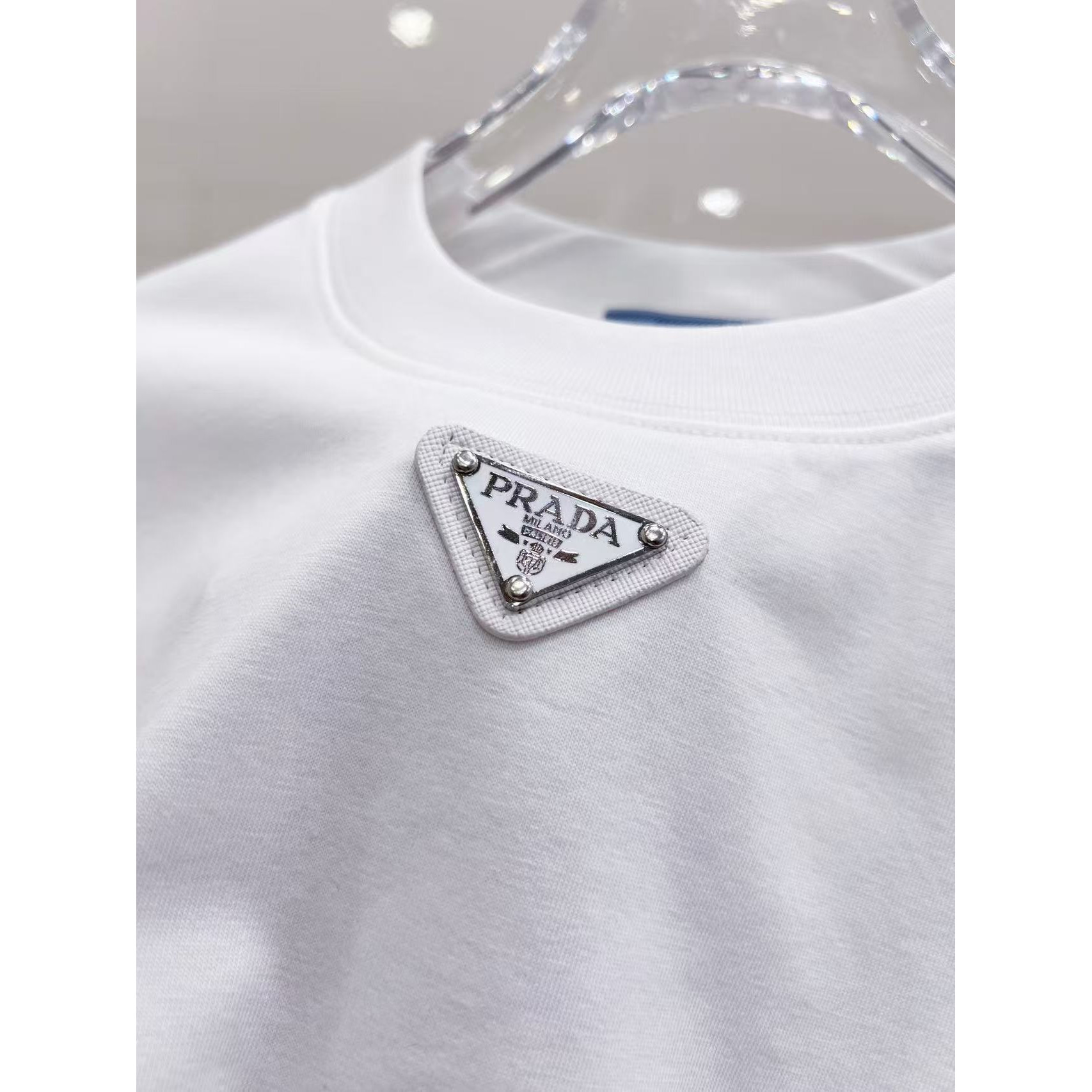 <p>Prada 经典三角标短袖(白)</p>