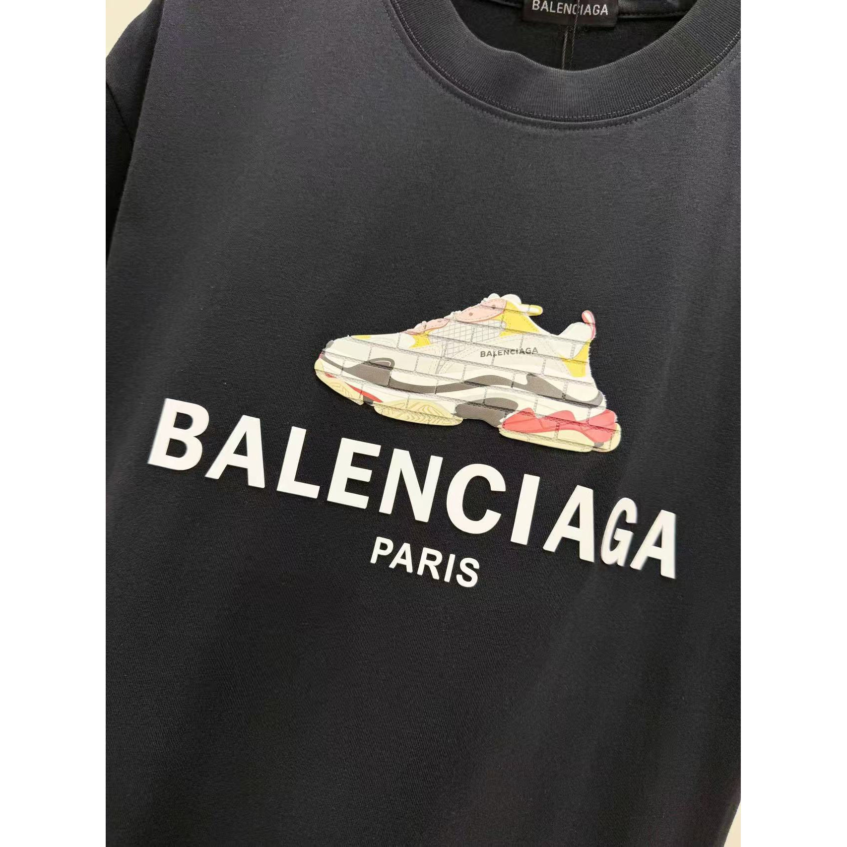 <p>Balenciaga 老爹鞋子短袖t恤(黑)&nbsp;</p>