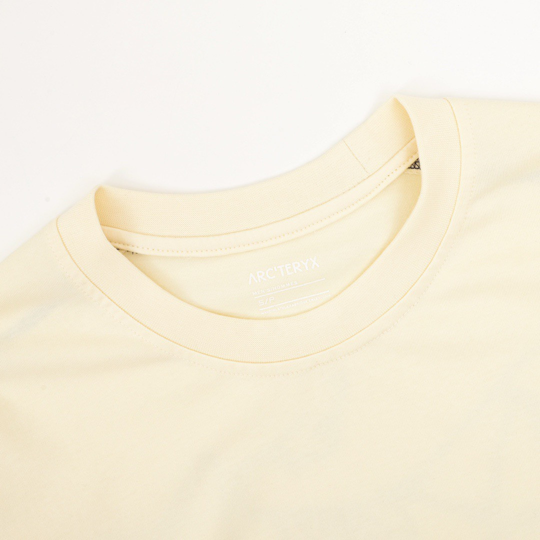 <p>ARC'TERYX 明线拼接印花圆领长袖(米黃)</p>