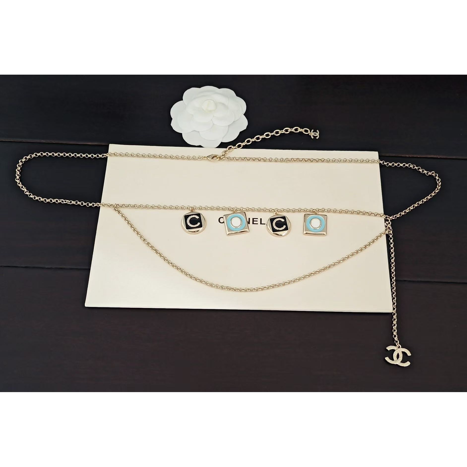 <p>CHANEL&nbsp;蓝色黑色coco字母腰链</p>