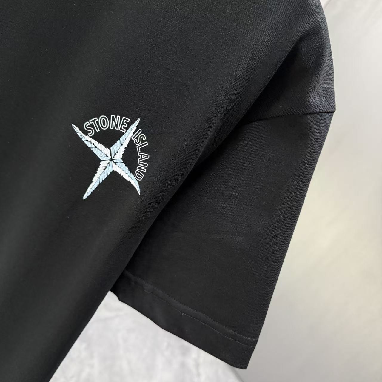 <p>Stone Island 短袖T恤(黑)</p>