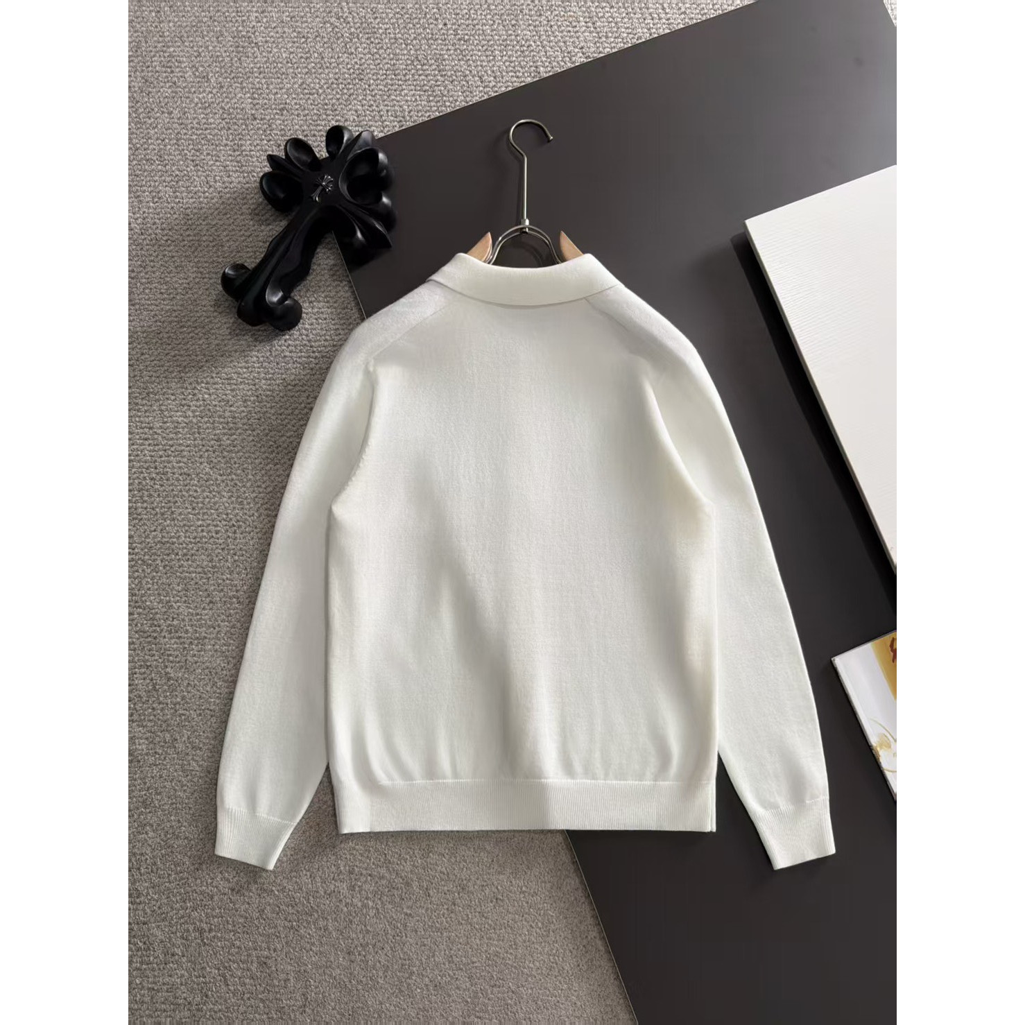 <p>Loro Piana 男士翻领针织外套(白)</p>