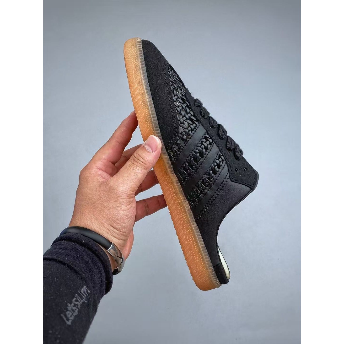 <p>Adidas&nbsp; 包头拖鞋(黑)</p>