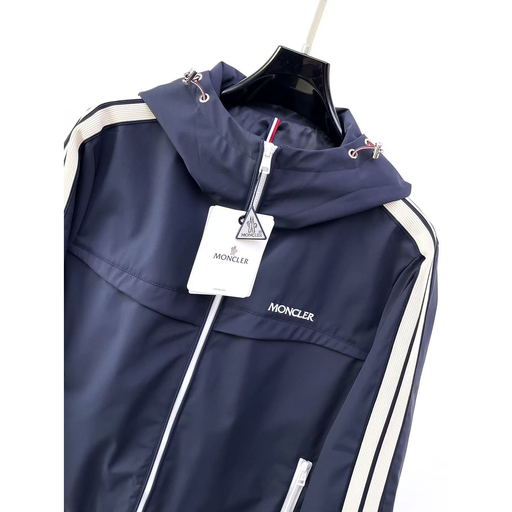 <p>MONCLER 时尚休闲夹克外套(藏青)</p>