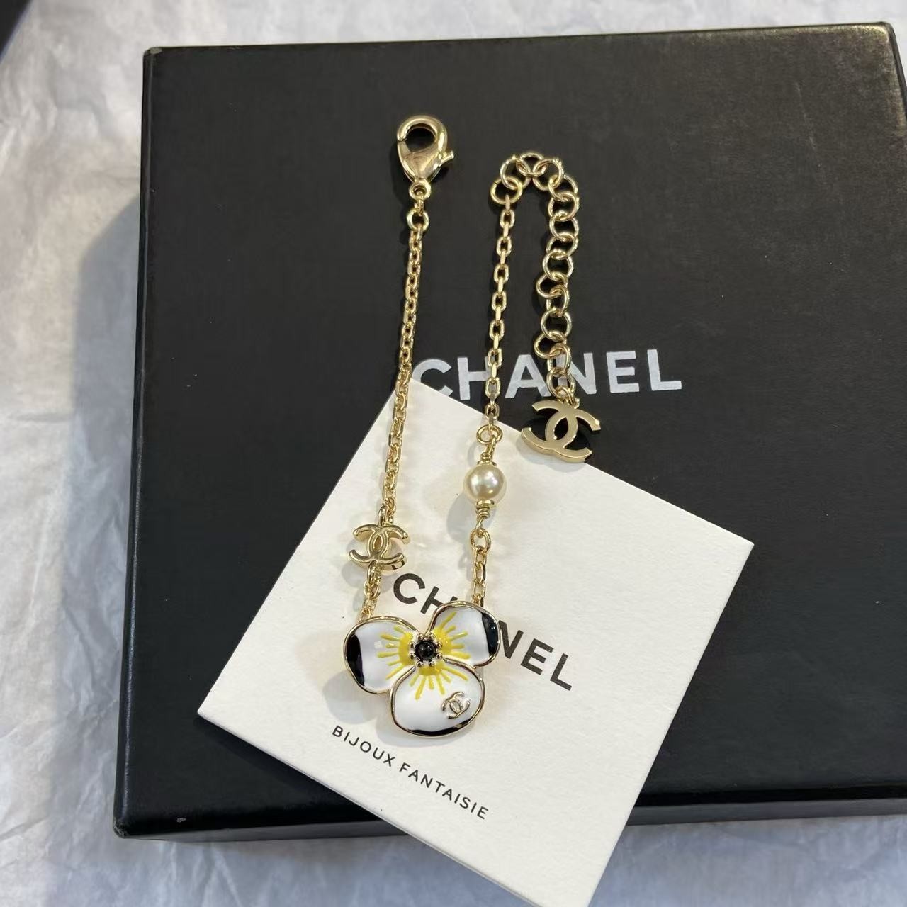 <p>CHANEL 三色堇珠c手链</p>